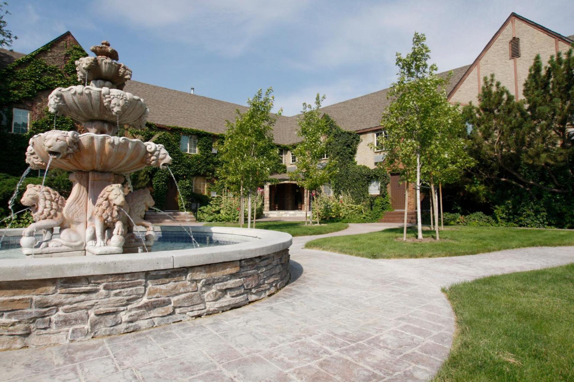 Black Swan Inn Luxurious Theme Rooms بوكاتيلو المظهر الخارجي الصورة