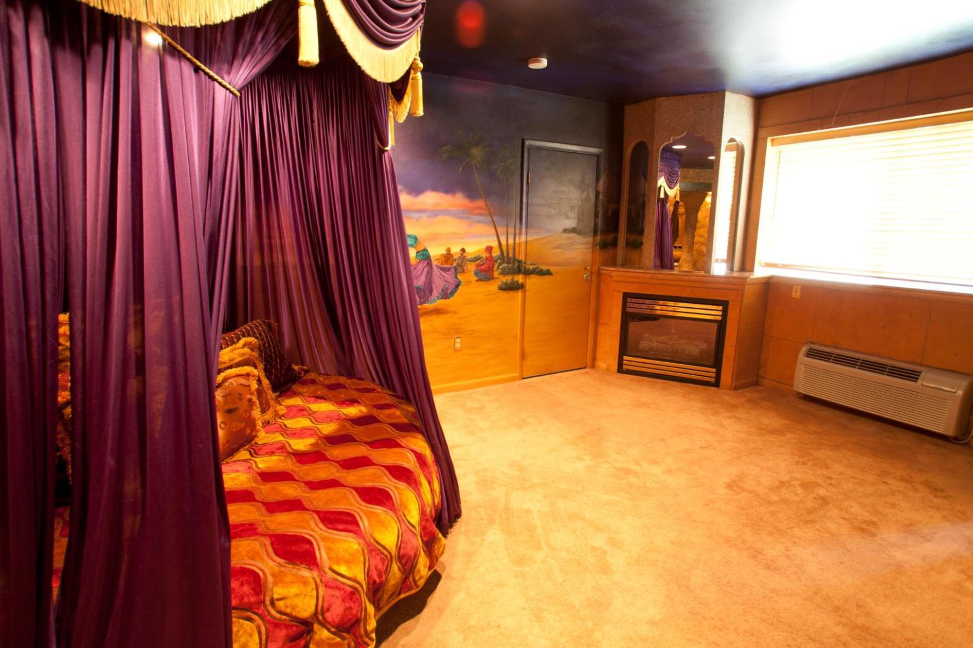 Black Swan Inn Luxurious Theme Rooms بوكاتيلو الغرفة الصورة