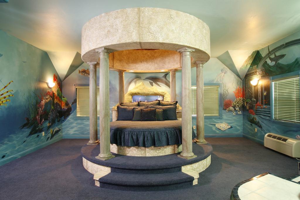 Black Swan Inn Luxurious Theme Rooms بوكاتيلو الغرفة الصورة