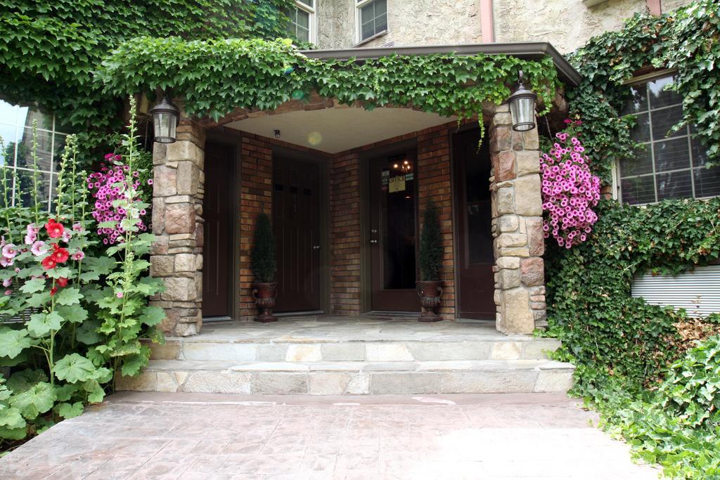 Black Swan Inn Luxurious Theme Rooms بوكاتيلو المظهر الخارجي الصورة