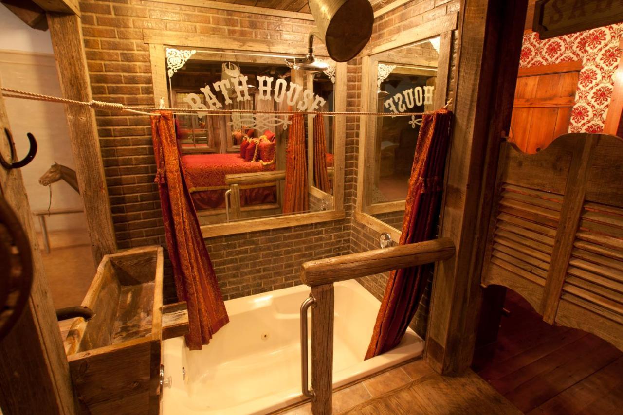 Black Swan Inn Luxurious Theme Rooms بوكاتيلو المظهر الخارجي الصورة