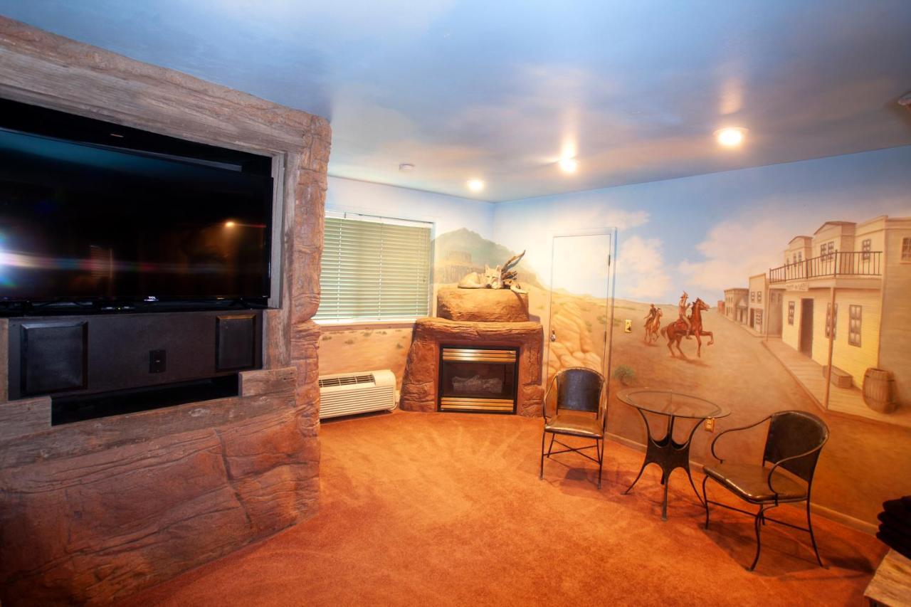 Black Swan Inn Luxurious Theme Rooms بوكاتيلو المظهر الخارجي الصورة