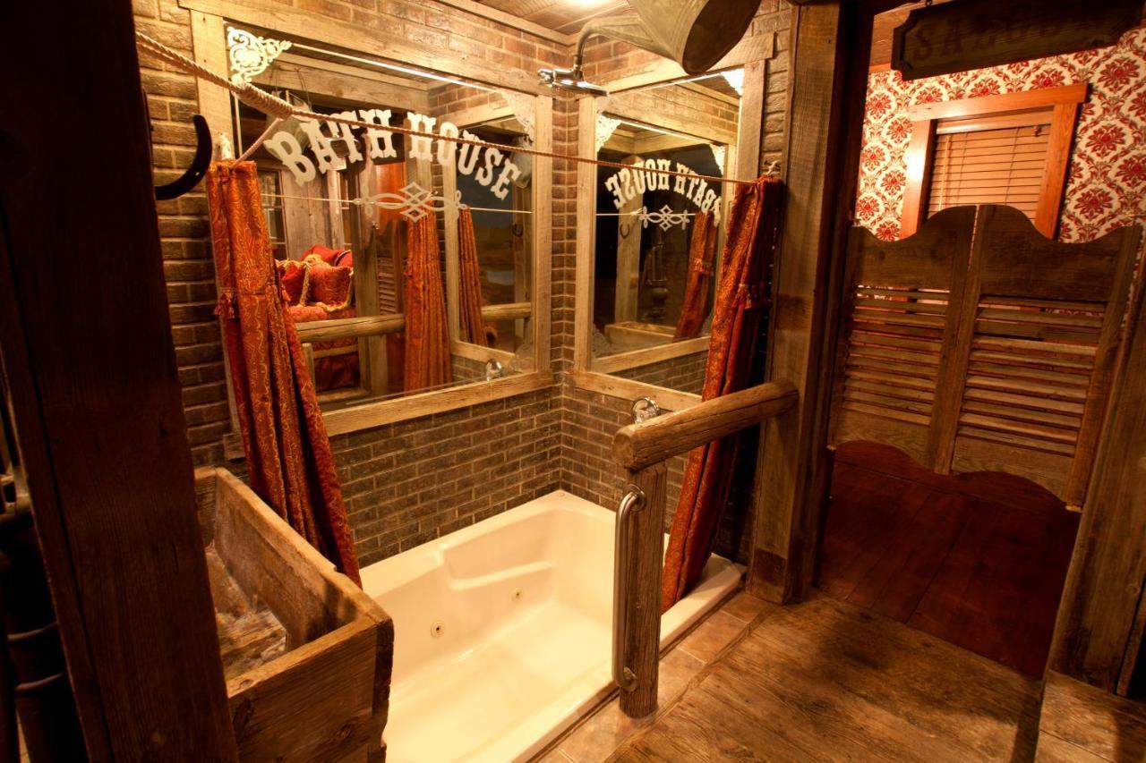 Black Swan Inn Luxurious Theme Rooms بوكاتيلو المظهر الخارجي الصورة